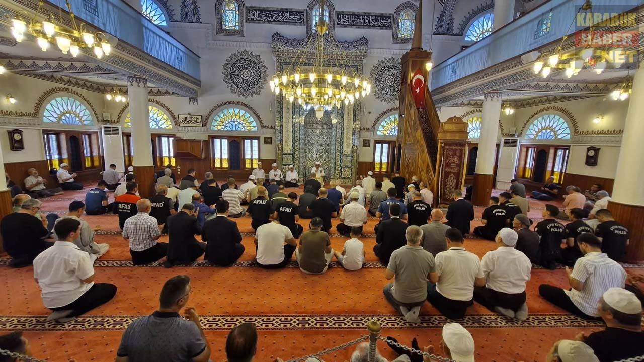 KARABÜK’TE 15 TEMMUZ ŞEHİTLERİ İÇİN ANLAMLI MEVLİD PROGRAMI DÜZENLENDİ