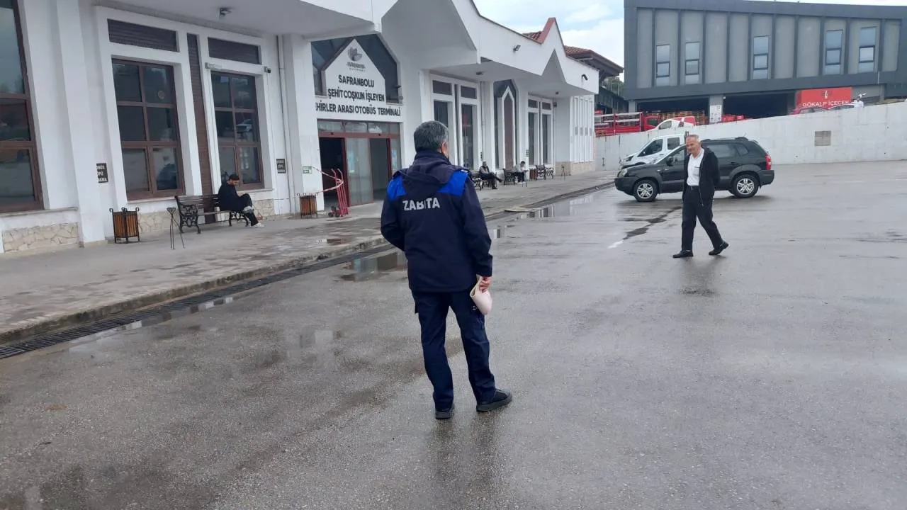 SAFRANBOLU’DA İZMARİT DENETİMİ! YERE ATANA CEZA